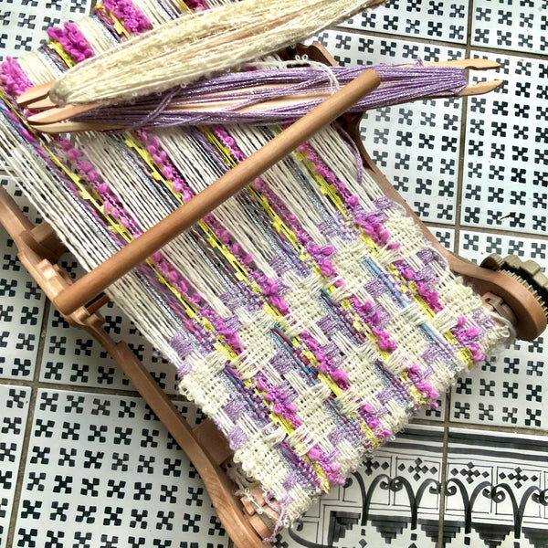 sampleit loom with colourful yarns